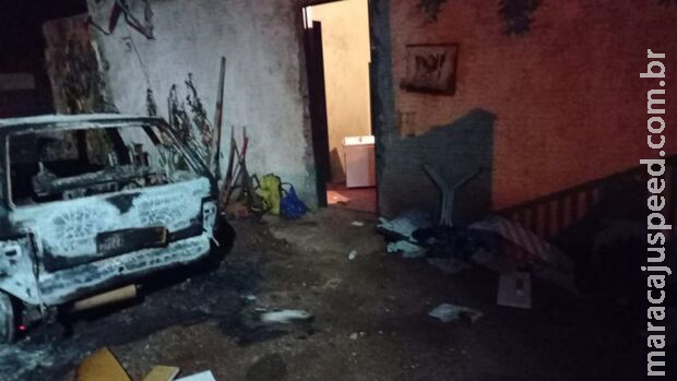Com carros incendiados, mulher é socorrida sangrando após ser agredida pelo marido em MS Com carros incendiados, mulher é socorrida sangrando após ser agredida pelo marido em MS