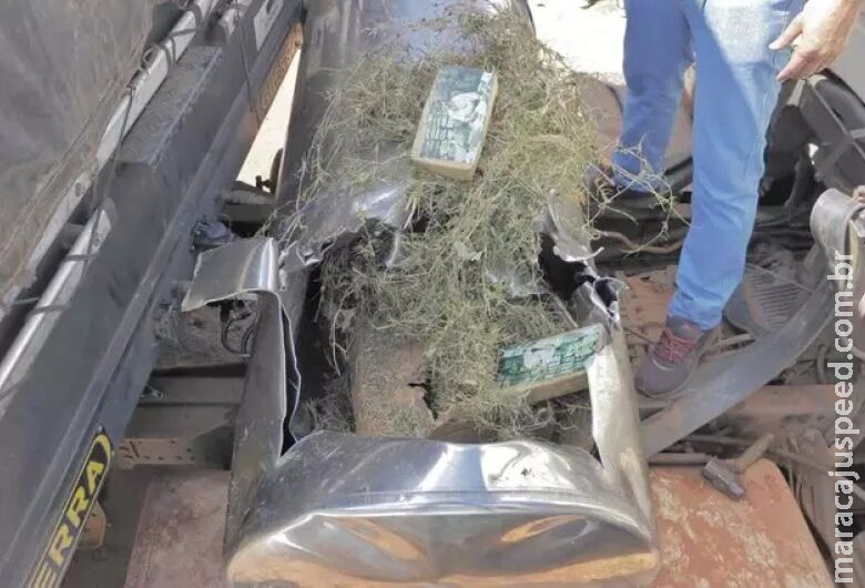 Com "selo Escobar", coca escondida em tanque de carreta é apreendida Com "selo Escobar", coca escondida em tanque de carreta é apreendida