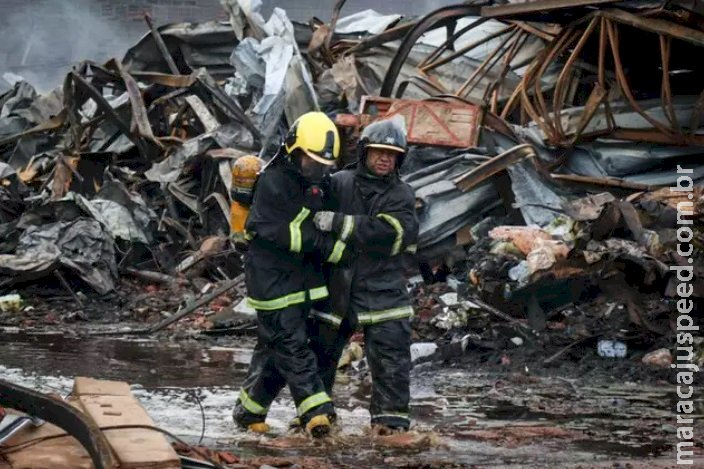 Combate às chamas durou 4h e bombeiro precisou ser socorrido após explosão Combate às chamas durou 4h e bombeiro precisou ser socorrido após explosão