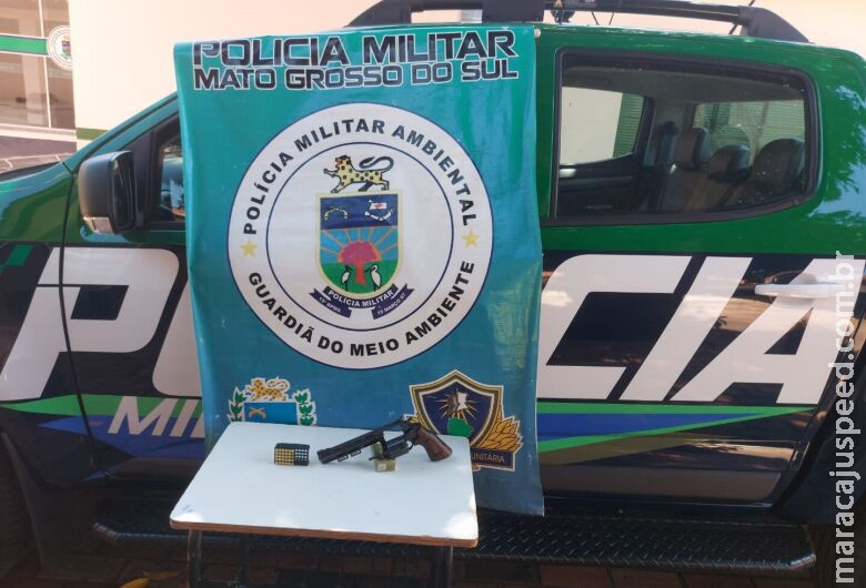 Doméstica de 46 anos é presa por porte de arma e munições ilegais Doméstica de 46 anos é presa por porte de arma e munições ilegais