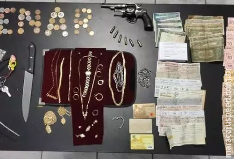 Dupla mantém família refém em assalto, mas é detida após troca de tiros Dupla mantém família refém em assalto, mas é detida após troca de tiros