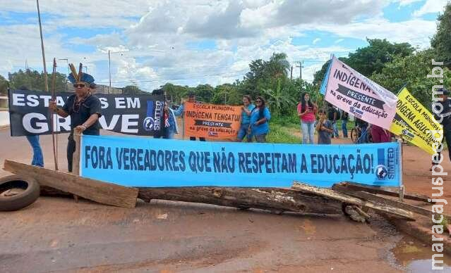 Em greve há 10 dias, professores indígenas bloqueiam MS-156 Em greve há 10 dias, professores indígenas bloqueiam MS-156