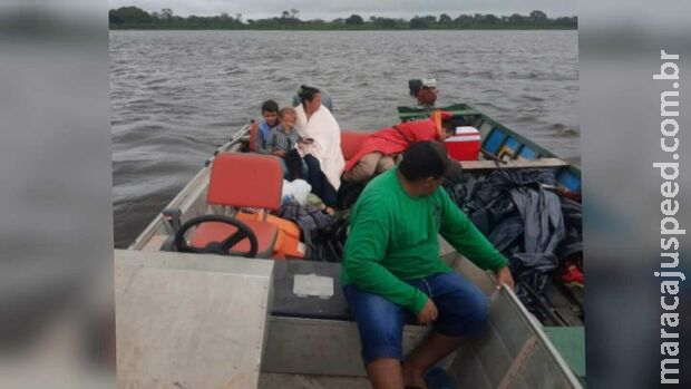 Família que ficou à deriva em barco no rio Paraguai é resgatada pelo Corpo de Bombeiros Família que ficou à deriva em barco no rio Paraguai é resgatada pelo Corpo de Bombeiros