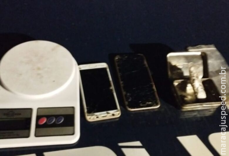 Forças policiais fecham boca de fumo e detém jovem e adolescente Forças policiais fecham boca de fumo e detém jovem e adolescente