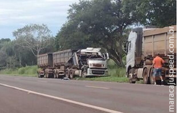 Frente de carreta fica destruída em acidente na BR-262 Frente de carreta fica destruída em acidente na BR-262