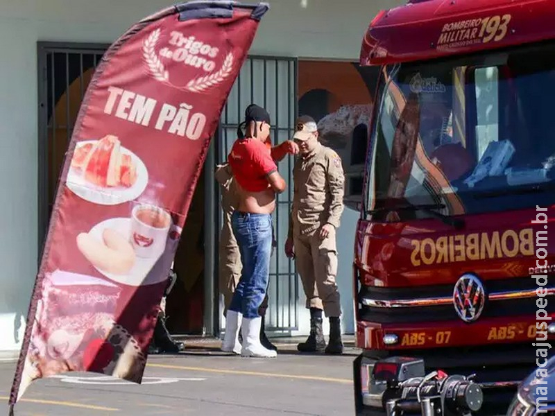 Funcionário cai de altura de 6 metros após apagar princípio de incêndio Funcionário cai de altura de 6 metros após apagar princípio de incêndio