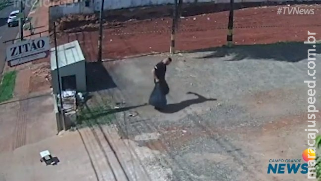 Funcionário é preso por colocar 25 kg de carne no lixo para furtar churrascaria Funcionário é preso por colocar 25 kg de carne no lixo para furtar churrascaria