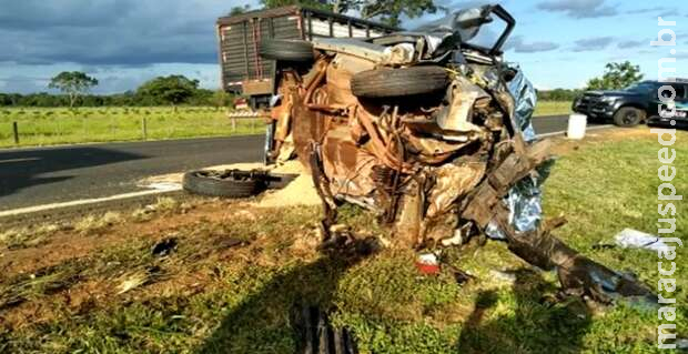 Grave acidente deixa dois mortos na MS-306 Grave acidente deixa dois mortos na MS-306