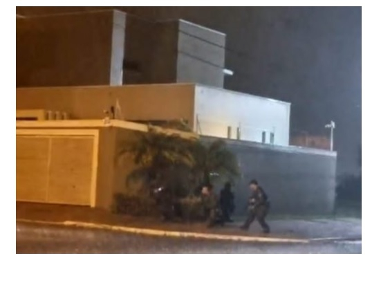 Grupo armado atira mais de 300 vezes e alvo sai ileso em Pedro Juan Caballero Grupo armado atira mais de 300 vezes e alvo sai ileso em Pedro Juan Caballero