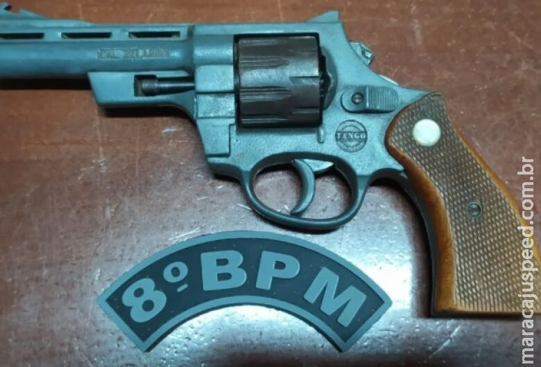 Homem é preso após ameaçar companheira com revólver Homem é preso após ameaçar companheira com revólver