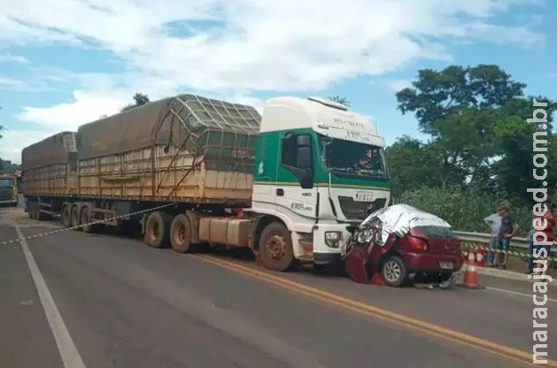 Homem morre esmagado depois de acidente entre carro e caminhão em MS Homem morre esmagado depois de acidente entre carro e caminhão em MS