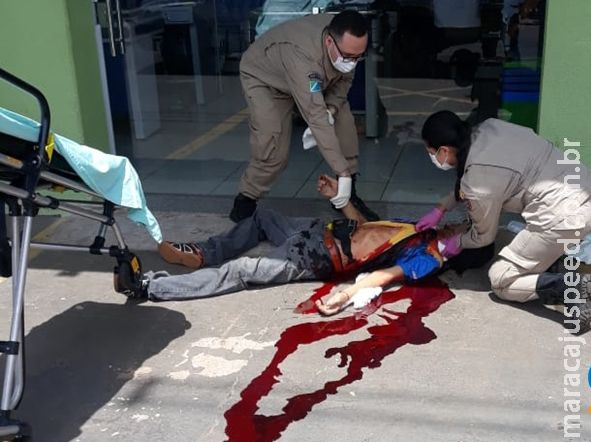 Idoso esfaqueia desafeto na entrada de supermercado, em Coxim Idoso esfaqueia desafeto na entrada de supermercado, em Coxim