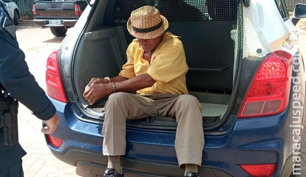 Idoso que esfaqueou homem na porta de supermercado, em Coxim, diz que quer terminar o serviço Idoso que esfaqueou homem na porta de supermercado, em Coxim, diz que quer terminar o serviço