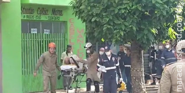 Idoso que estava dormindo onde fogo começou é intubado e levado para hospital Idoso que estava dormindo onde fogo começou é intubado e levado para hospital
