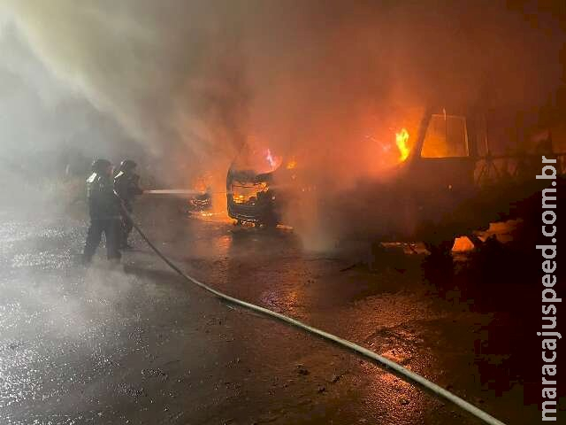 Incêndio em garagem destrói 3 micro-ônibus e bombeiros controlam chamasem Nova Alvorada do Sul Incêndio em garagem destrói 3 micro-ônibus e bombeiros controlam chamasem Nova Alvorada do Sul