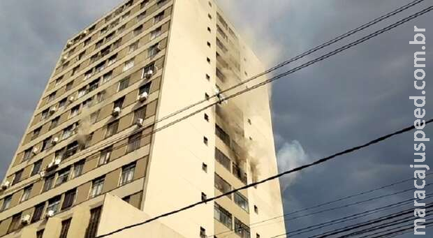 Incêndio toma conta de apartamento e homem fica preso na 15 de Novembro Incêndio toma conta de apartamento e homem fica preso na 15 de Novembro