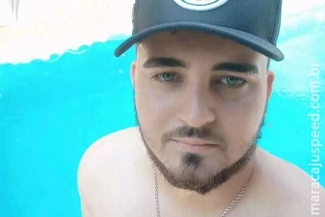 Jovem de 24 anos morre ao colidir motocicleta em caminhão estacionado Jovem de 24 anos morre ao colidir motocicleta em caminhão estacionado