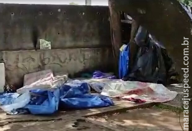 Mendigo assassinado teve cabeça enterrada em buraco e seria estuprador em MG Mendigo assassinado teve cabeça enterrada em buraco e seria estuprador em MG
