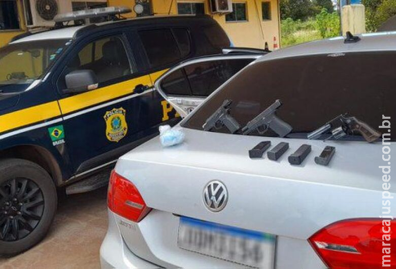 Motorista é preso transportando armas, carregadores e cocaína Motorista é preso transportando armas, carregadores e cocaína