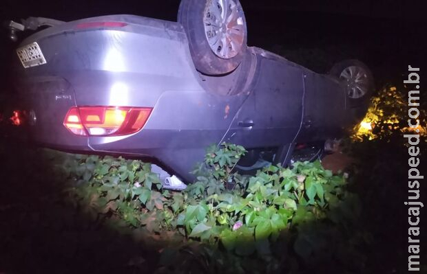 Motorista não vê rotatória e capota veículo na BR-060 Motorista não vê rotatória e capota veículo na BR-060
