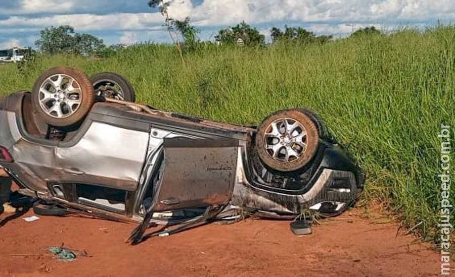 Motorista perde controle, capota carro na BR-060 e é socorrida com traumatismo craniano