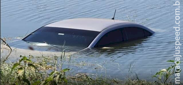 Motorista perde controle da direção e cai com carro dentro de lagoa
