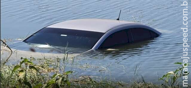 Motorista perde controle da direção e cai com carro dentro de lagoa Motorista perde controle da direção e cai com carro dentro de lagoa