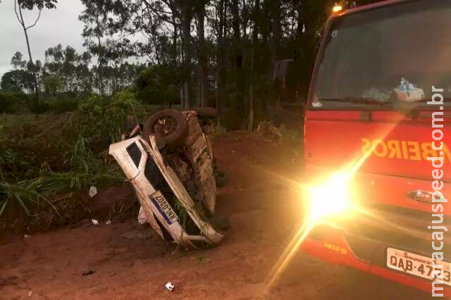 Motorista perde controle da direção e carro capota na MS-276 Motorista perde controle da direção e carro capota na MS-276