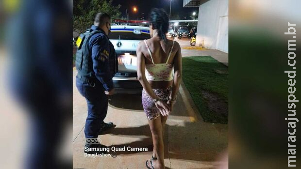 Mulher é presa acusada de tentar esfaquear o irmão durante briga no Portal Caiobá Mulher é presa acusada de tentar esfaquear o irmão durante briga no Portal Caiobá