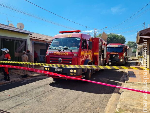 Mulher foge pelo telhado de casa em chamas no Aero Rancho Mulher foge pelo telhado de casa em chamas no Aero Rancho