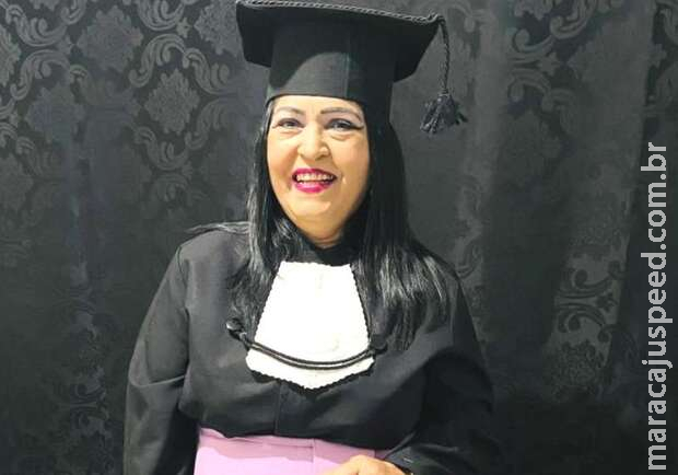 Mulher que morou na rua e no lixão realiza sonho de se tornar professora aos 59 anos Mulher que morou na rua e no lixão realiza sonho de se tornar professora aos 59 anos