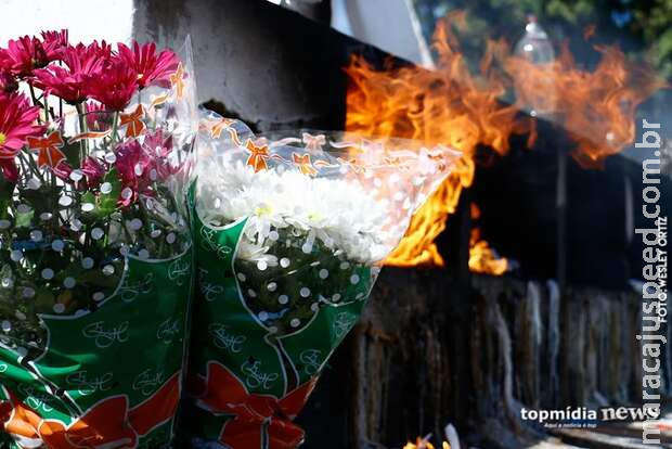 Mulher tem ataque epilético, cai em fogo no quintal e morre em Campo Grande Mulher tem ataque epilético, cai em fogo no quintal e morre em Campo Grande
