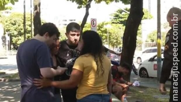 Mulher volta de viagem e encontra marido morto a tiro na rua no RJ Mulher volta de viagem e encontra marido morto a tiro na rua no RJ