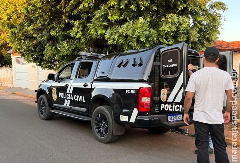 Mulheres são presas por amarrar e agredir idoso com golpes de marreta Mulheres são presas por amarrar e agredir idoso com golpes de marreta