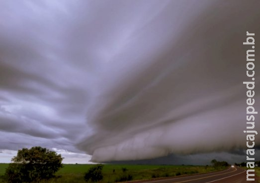 Nuvem de prateleira encobriu o céu na Capital e anunciou chuva com vento 