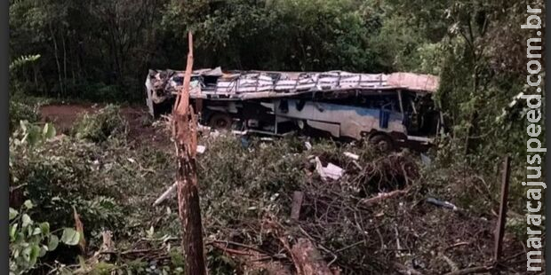 Ônibus com trabalhadores de Três Lagoas tomba no Paraná e deixa 10 mortos