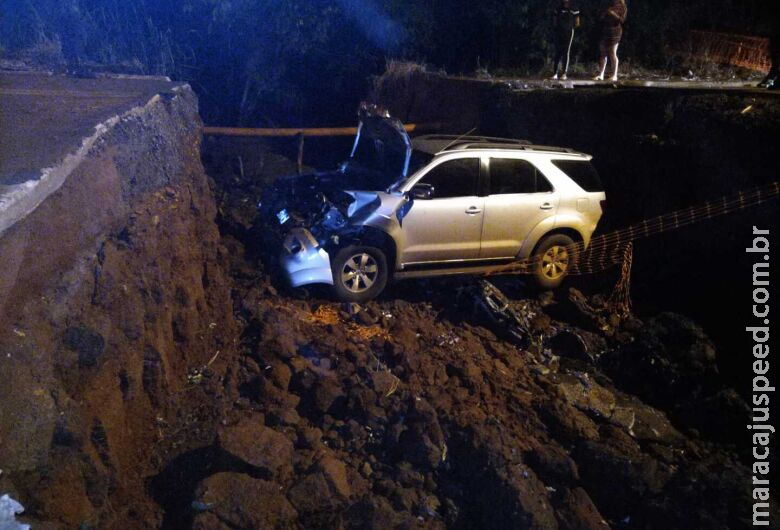 Passageira de carro quebrou os dois braços após queda em cratera Passageira de carro quebrou os dois braços após queda em cratera