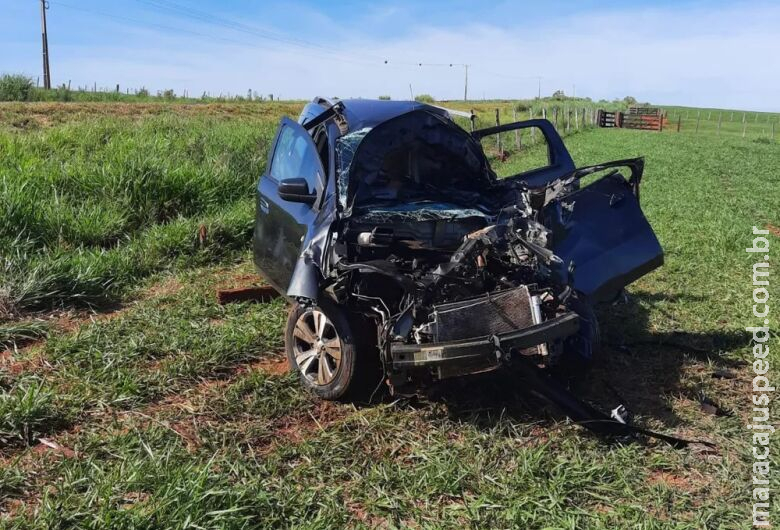 Passageiro morre e motorista fica ferido após carro colidir em caminhão Passageiro morre e motorista fica ferido após carro colidir em caminhão