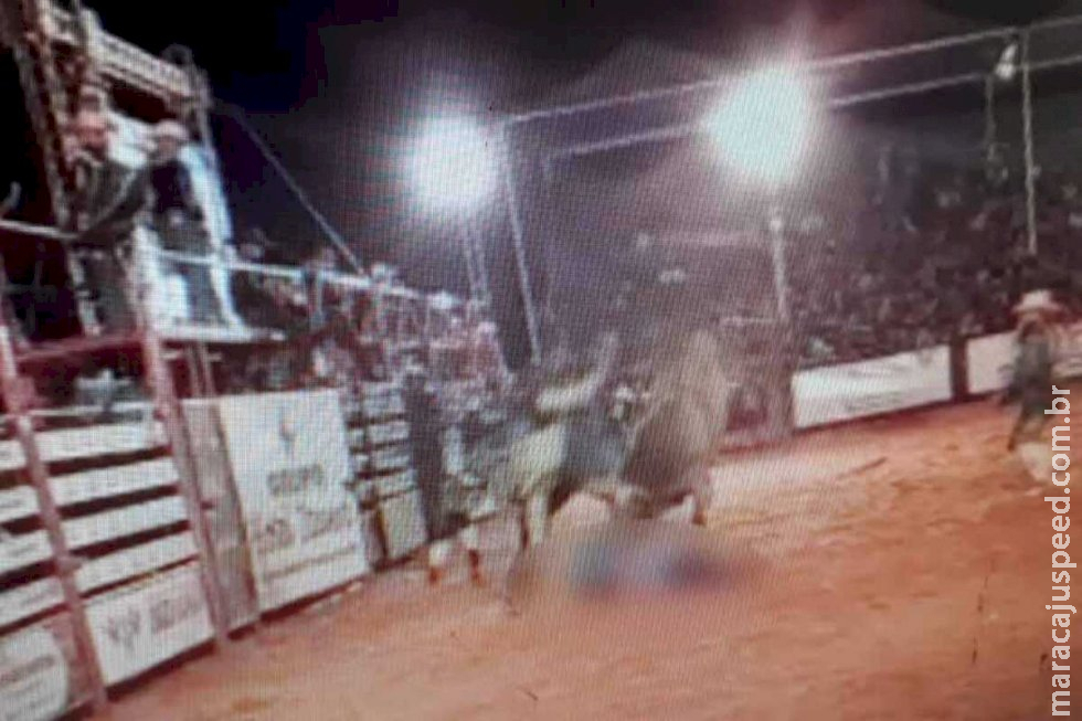 Peão morre após cair durante prova em rodeio e ser atingido por touro Peão morre após cair durante prova em rodeio e ser atingido por touro