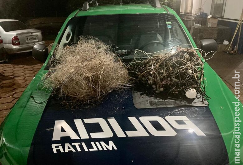 PMA apreende petrechos ilegais de pesca no Rio Dourados PMA apreende petrechos ilegais de pesca no Rio Dourados
