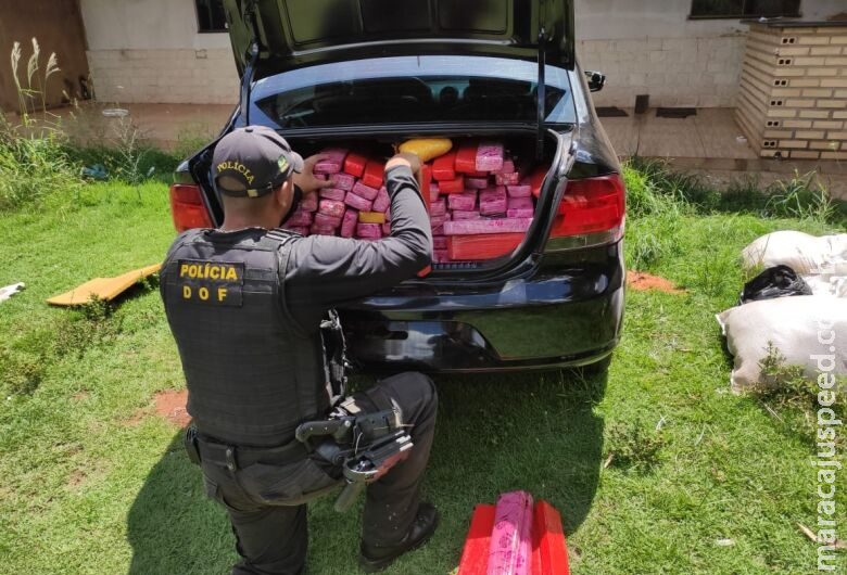 Polícia apreende veículo com mais de 300 quilos de maconha Polícia apreende veículo com mais de 300 quilos de maconha