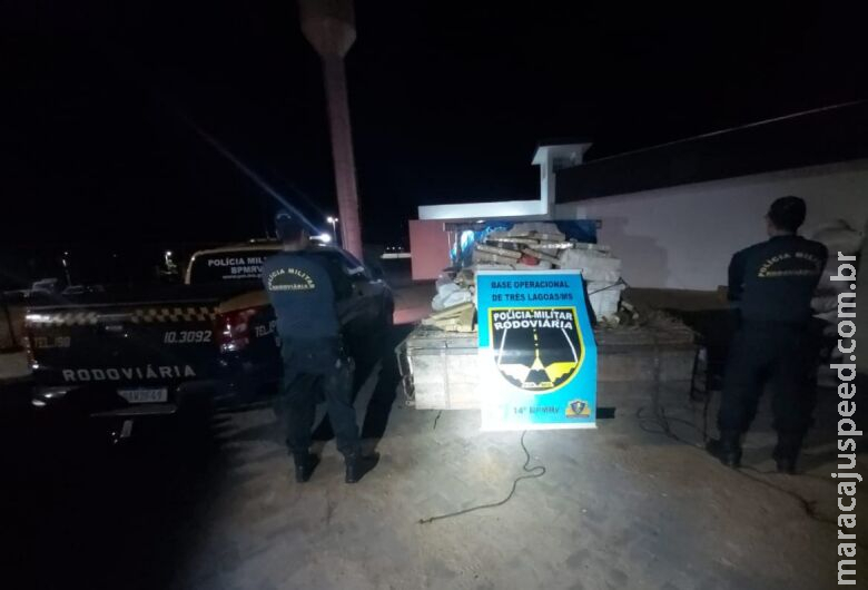 Polícia apreende veículo que transportava quase uma tonelada de maconha Polícia apreende veículo que transportava quase uma tonelada de maconha