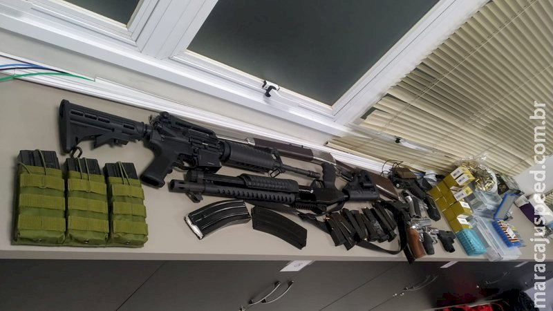 Polícia é acionada por violência doméstica e encontra até fuzil em casa de agressor Polícia é acionada por violência doméstica e encontra até fuzil em casa de agressor