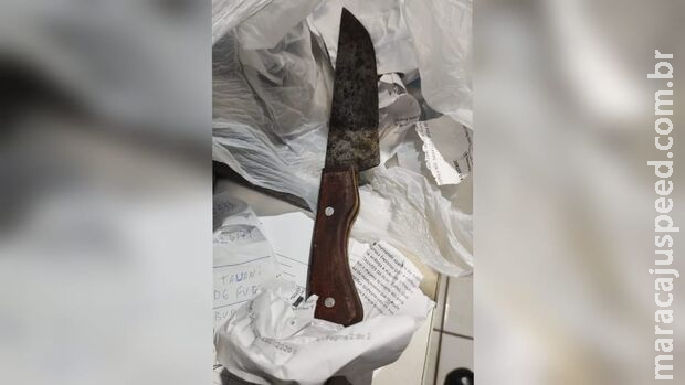 Policiais flagram mulher correndo atrás do marido com faca na mão em Ponta Porã Policiais flagram mulher correndo atrás do marido com faca na mão em Ponta Porã