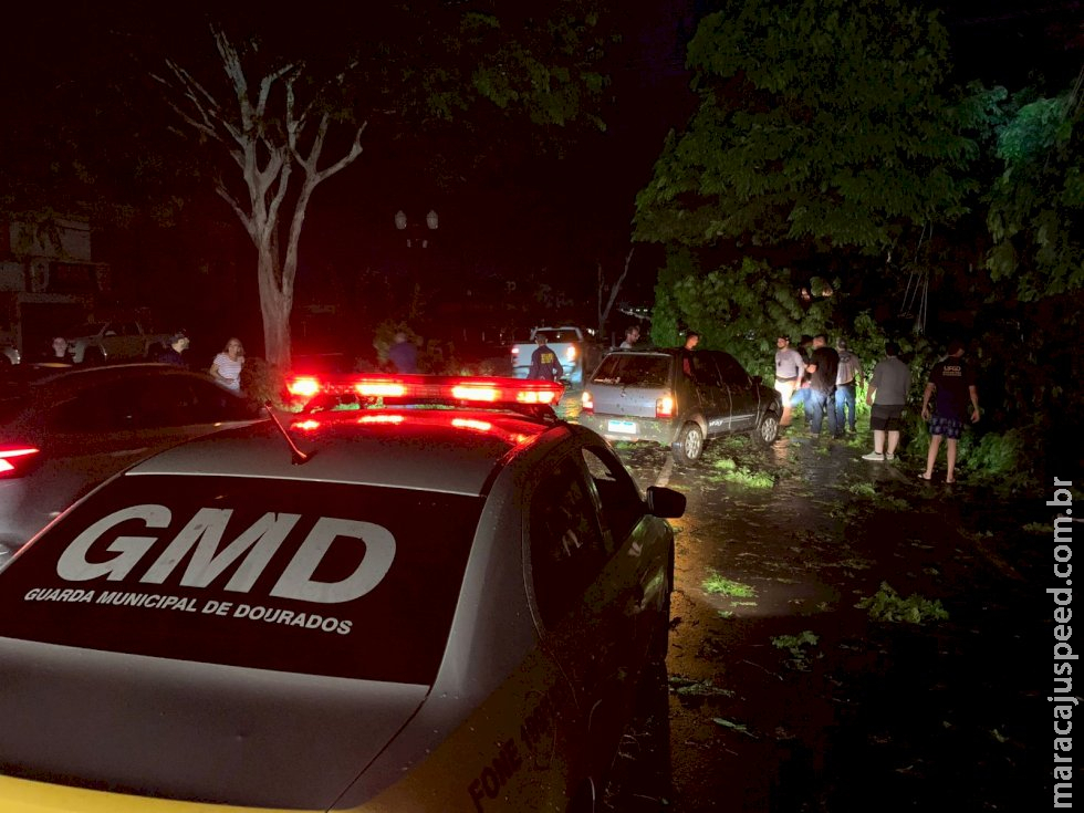 População sofre com falta de energia após temporal em Dourados População sofre com falta de energia após temporal em Dourados