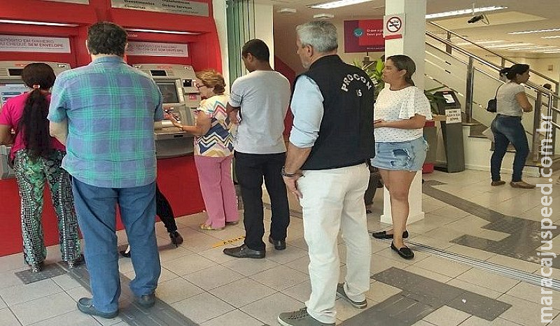 Procon autua 19 agências bancárias e aplica multas que chegam a R$ 279 mil Procon autua 19 agências bancárias e aplica multas que chegam a R$ 279 mil