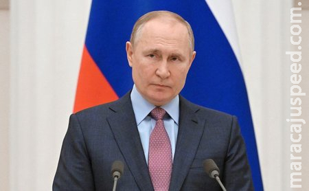Putin proíbe que russos saiam do país com mais de US$ 10 mil em moeda estrangeira Putin proíbe que russos saiam do país com mais de US$ 10 mil em moeda estrangeira