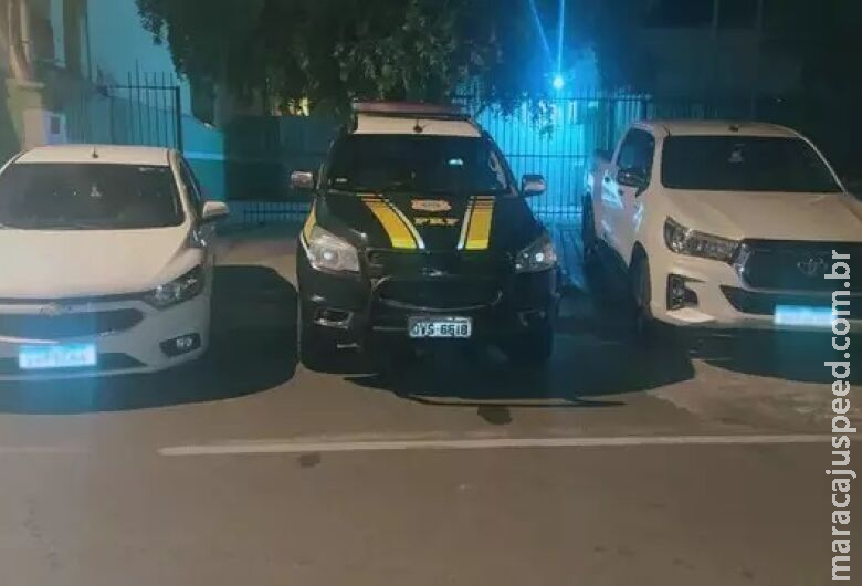 Receptadores são presos a caminho da fronteira com veículos roubados Receptadores são presos a caminho da fronteira com veículos roubados