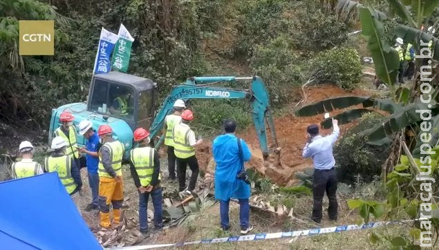 Socorristas localizam caixa-preta de avião que caiu na China Socorristas localizam caixa-preta de avião que caiu na China