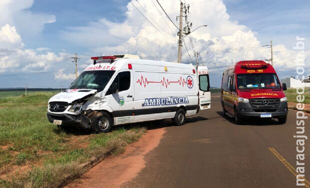 Acidente com ambulância deixa feridos em Costa Rica Acidente com ambulância deixa feridos em Costa Rica